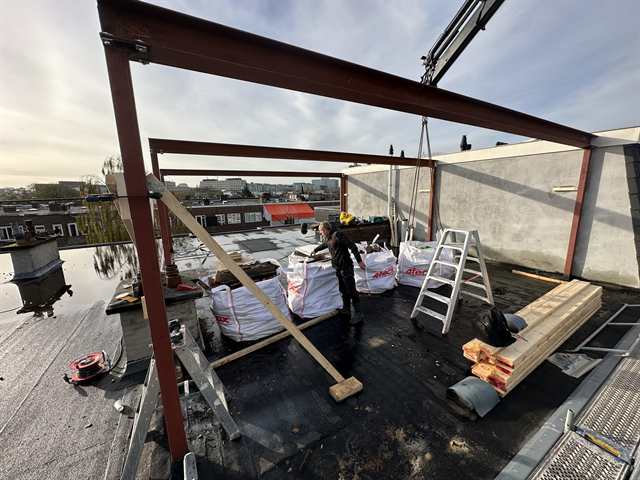 Stalen constructie die op het dak wordt gesteld