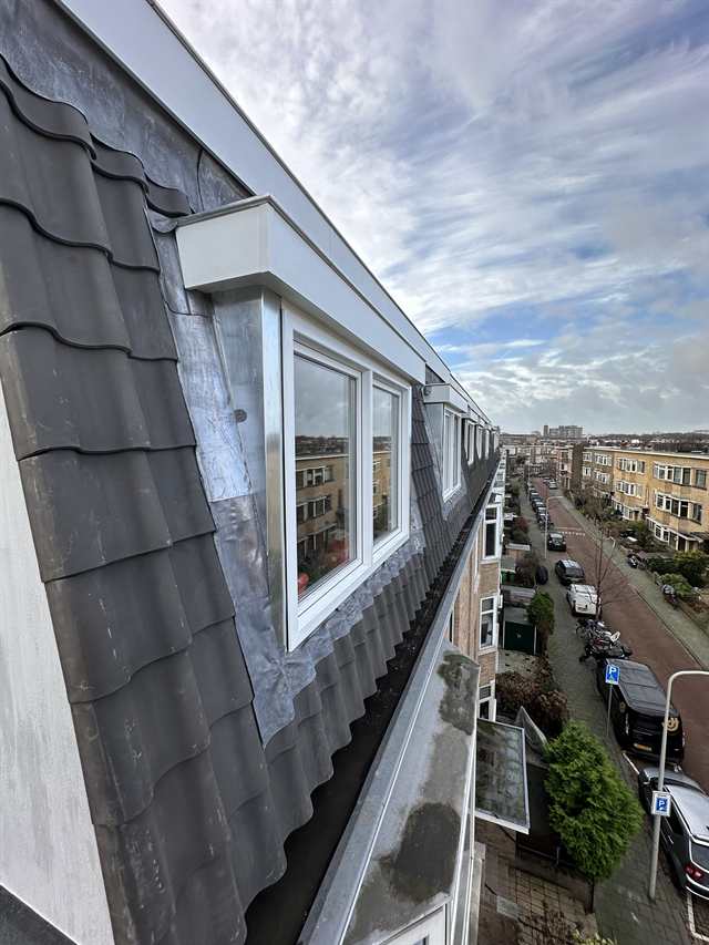Rij dakramen in een pannendak