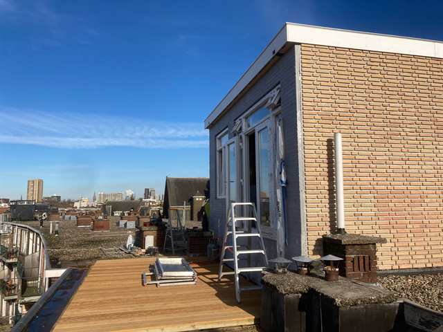 Overzicht van een hardhouten terrasdek op een plat dak