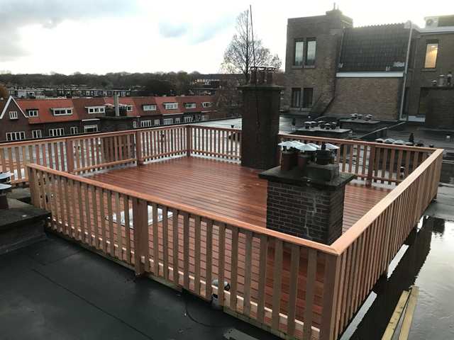 Hardhouten dakterras met hardhouten balustrade