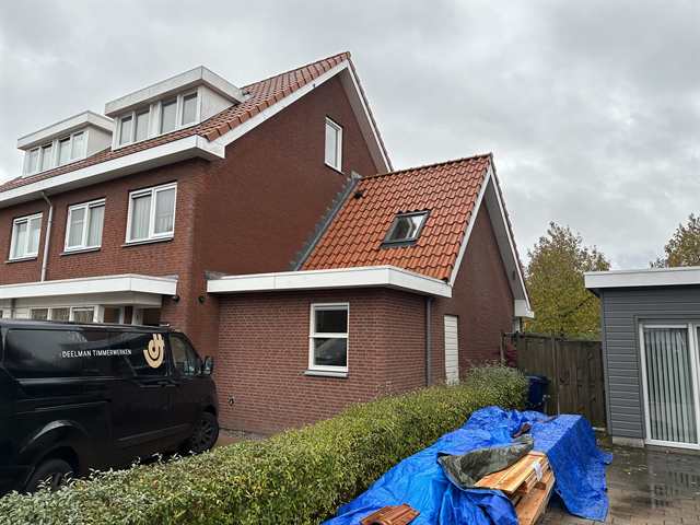 De afgeronde aanbouw met pannendak