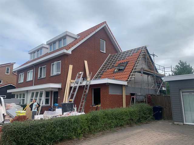 Woning met nieuwe aanbouw, gezien vanaf de straat
