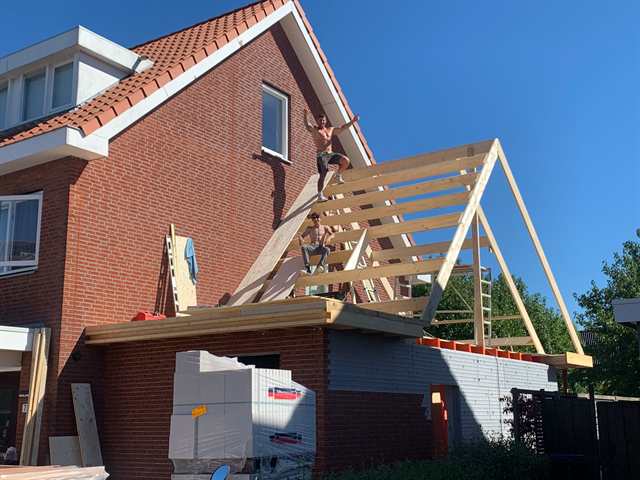 Spant van de aanbouw dat wordt gesteld