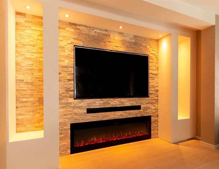 Wand met steenstrips, nissen met verlichting en een sfeerhaard