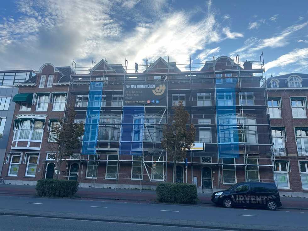 Blok herenhuizen aan de Raamweg in Den Haag, volledig in de steiger